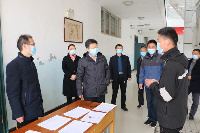 院领导与返校学生亲切交谈