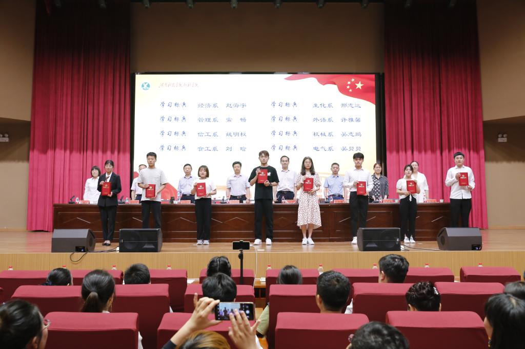 为获奖个人颁奖 为获奖个人颁奖