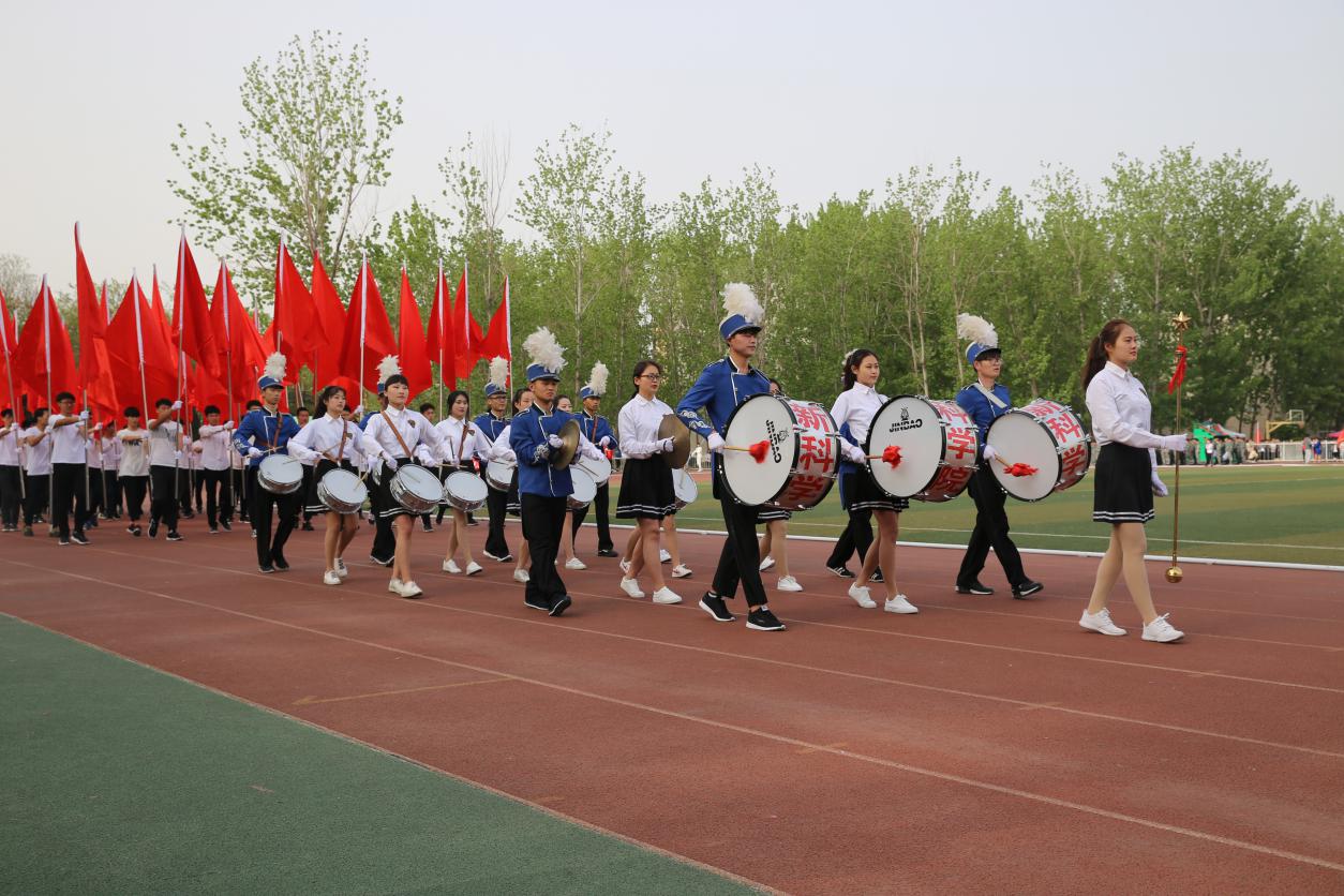 我院学生方队表演