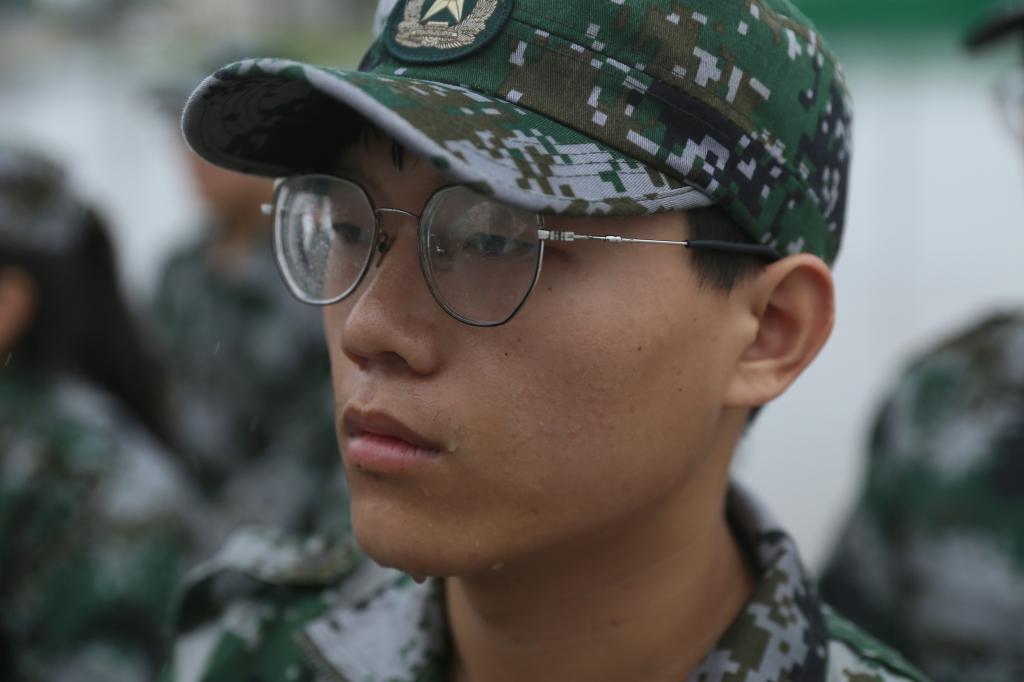 风雨中坚毅的眼神